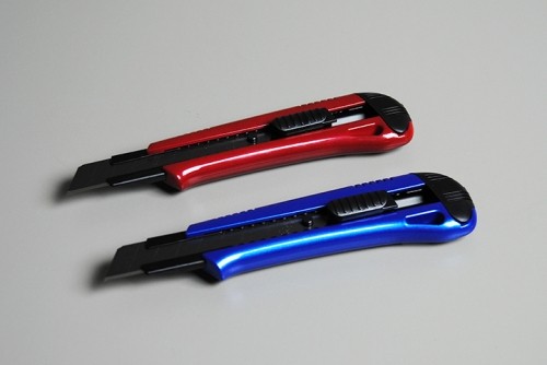Cutter ad alta precisione con lama al carbonio da 18 mm