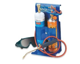 Kit con riduttore di pressione ossigeno, valvola di regolazione gas, valvole antiritorno, tubi, cannello, occhiali e bombole